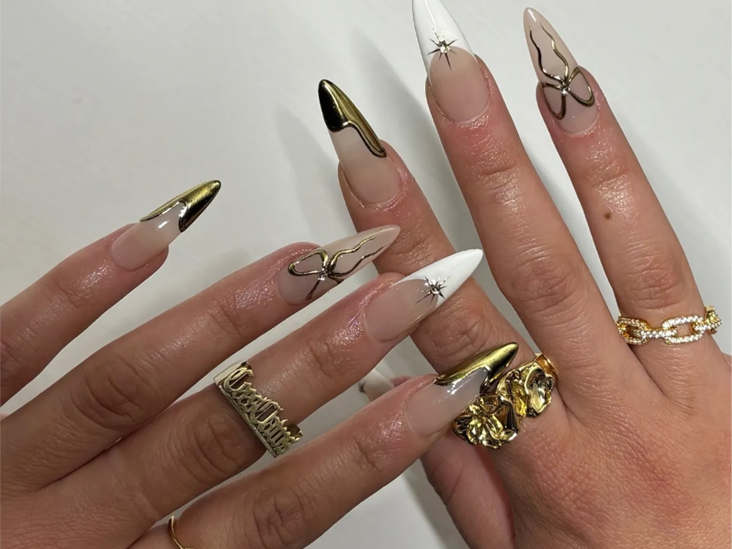 18 Chrome Nail Designs for Christmas, From Candy Cane Tips to Ruby Snowflakes