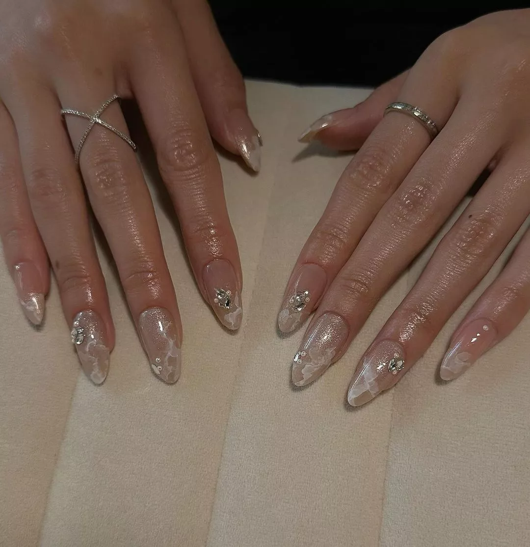 Marbled Winter White Nail Ideas