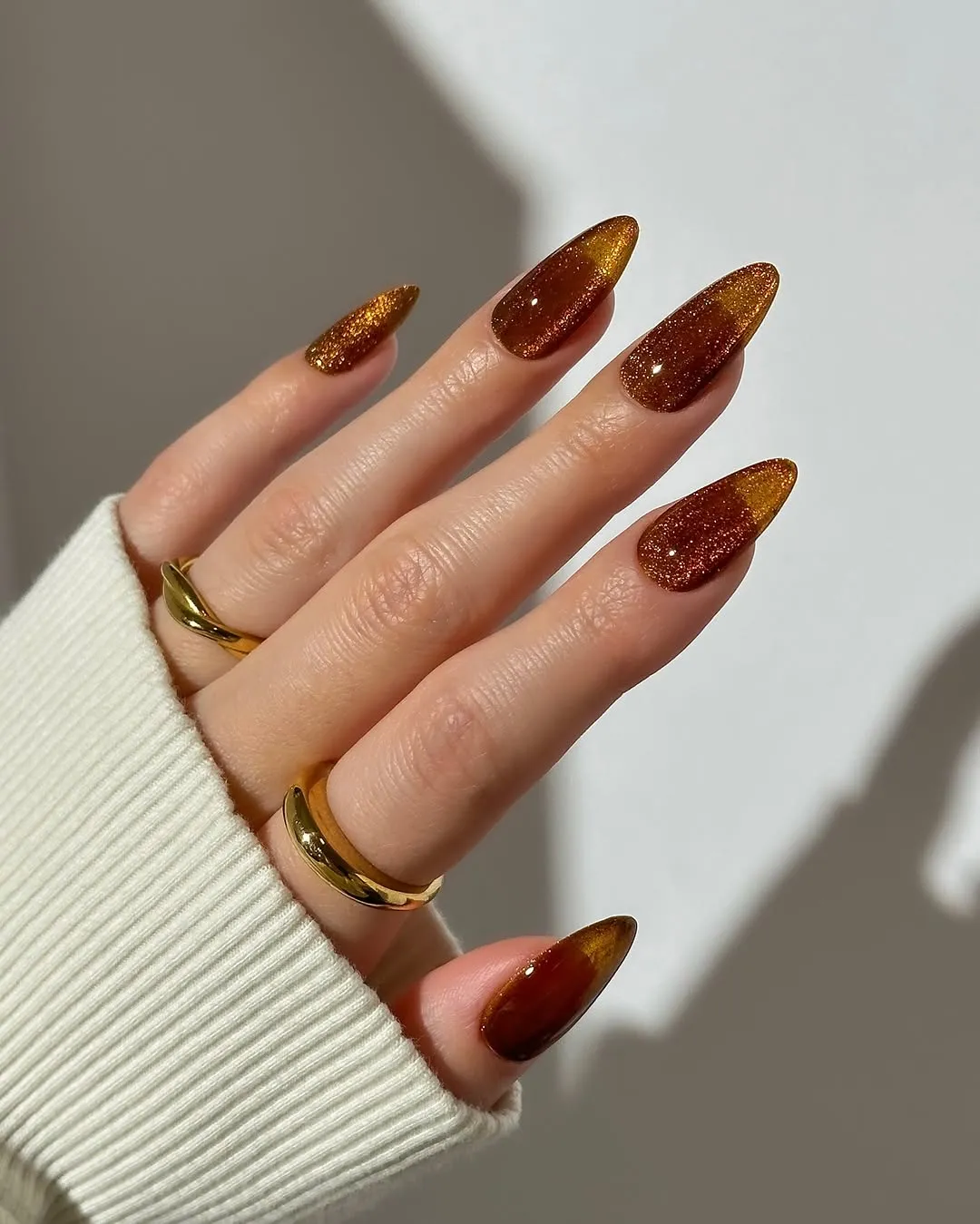 Brown cat-eye jelly nails