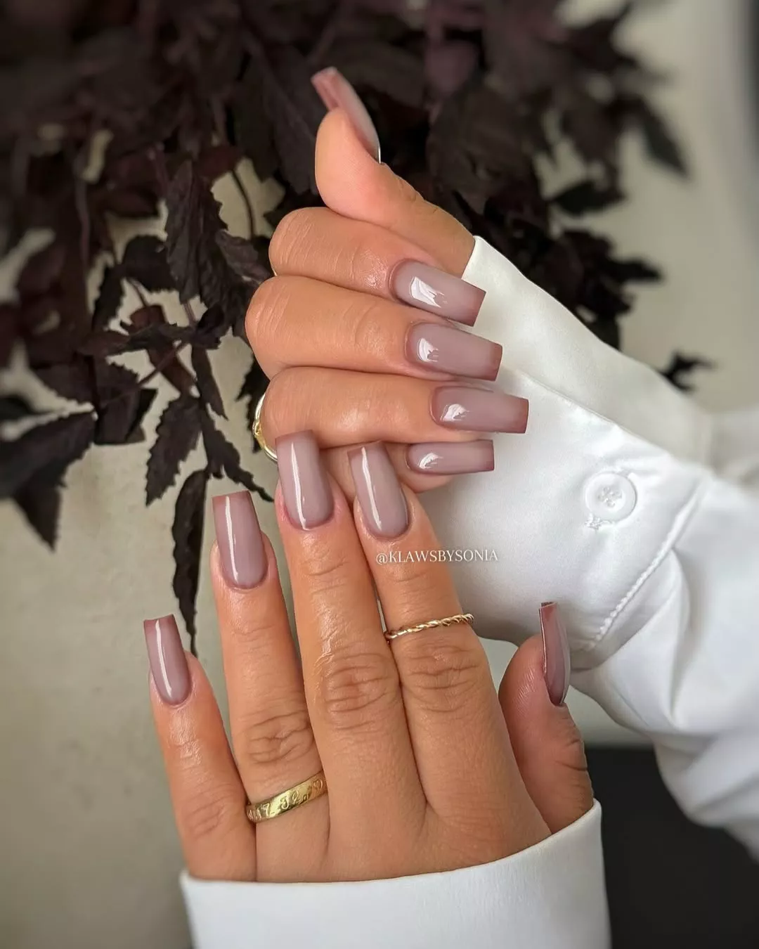 Manicure with varying shades of brown