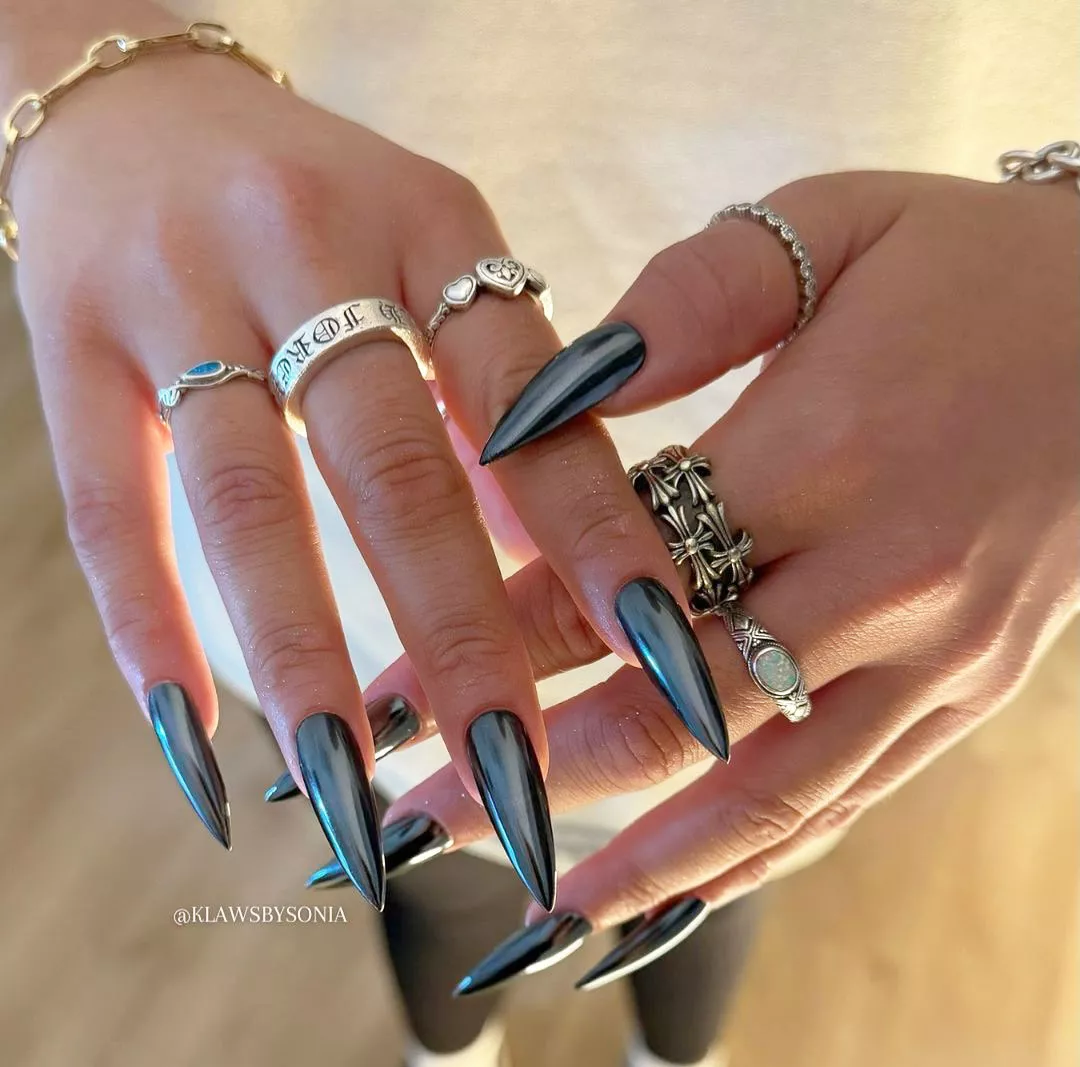 A black glazed nail for winter.