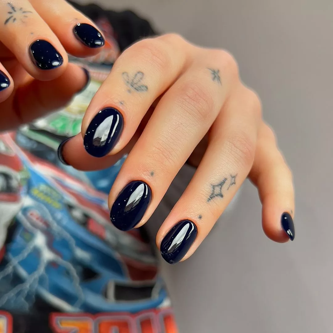 A dark navy nail for winter.