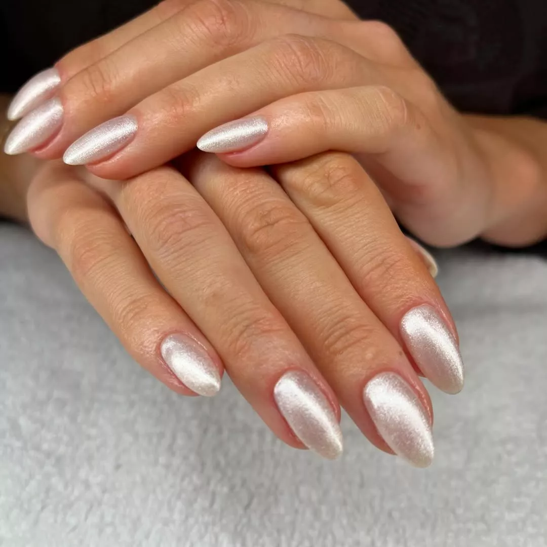 Neutral and shimmery nails