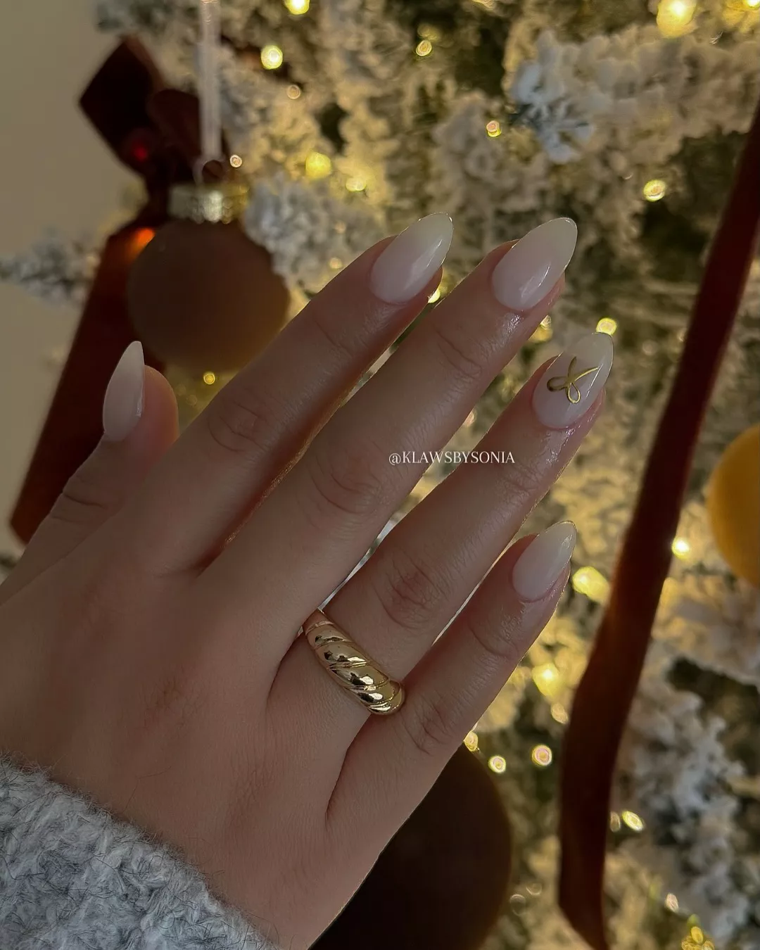 White nails with gold bows