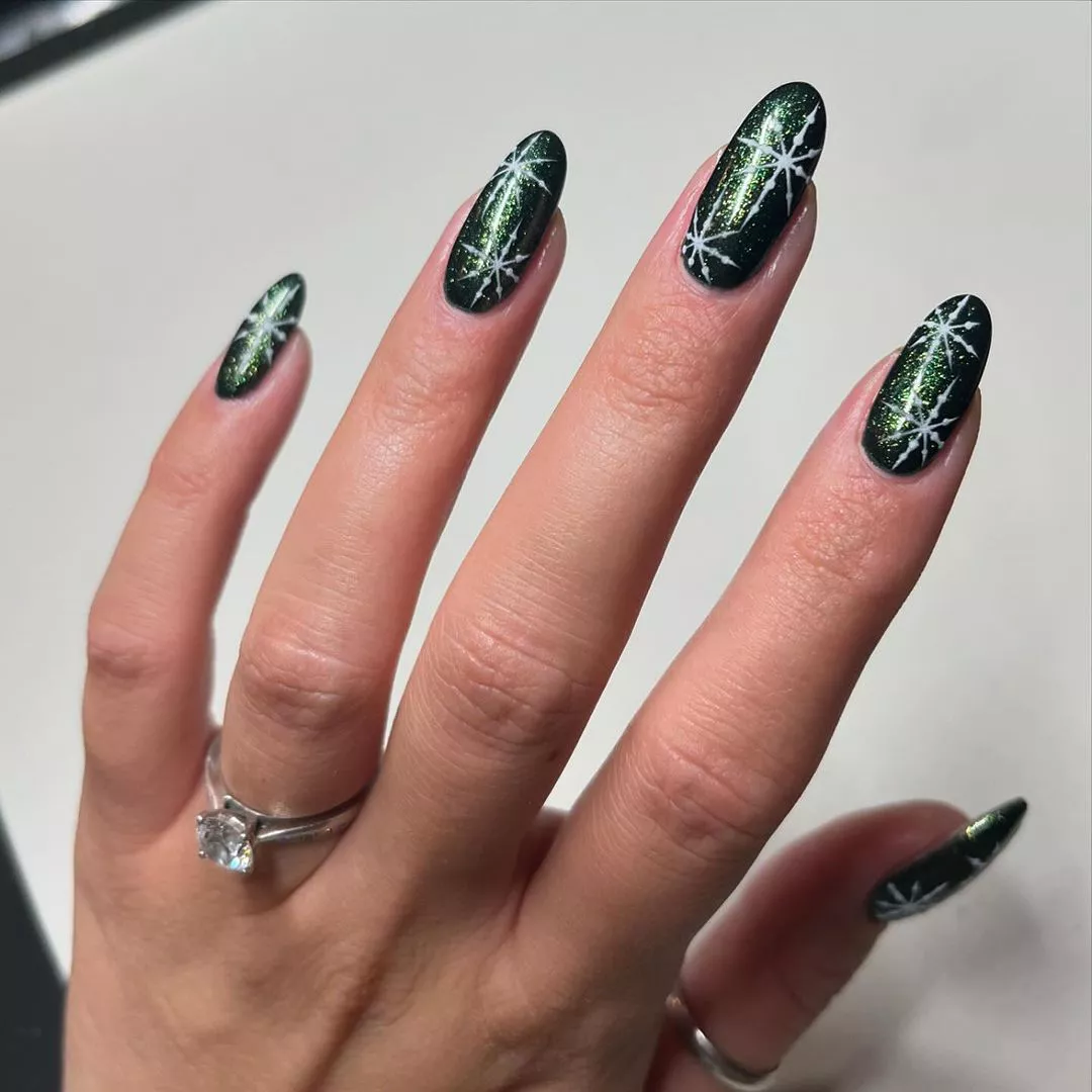 Snowflakes Green Christmas Nails