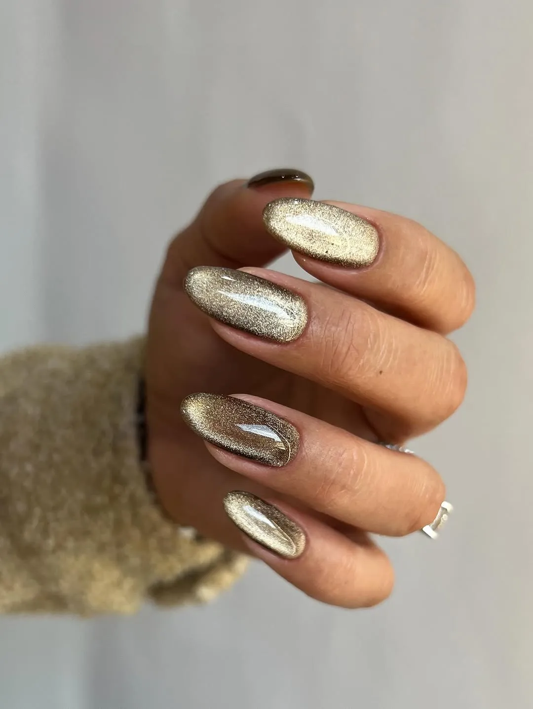 Champagne cat's eye nails