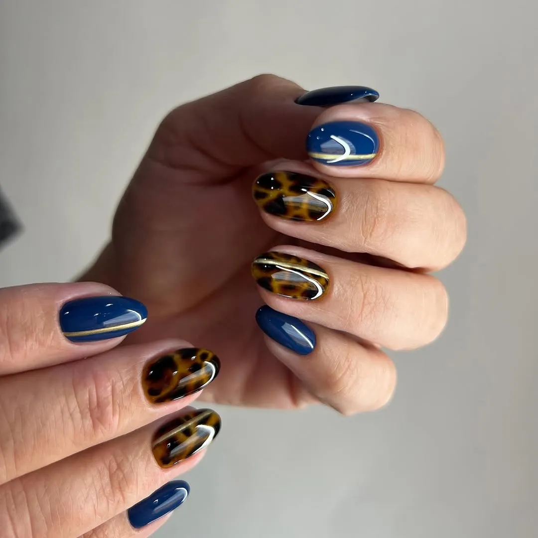 Alternating dark blue and tortoiseshell pattern nails