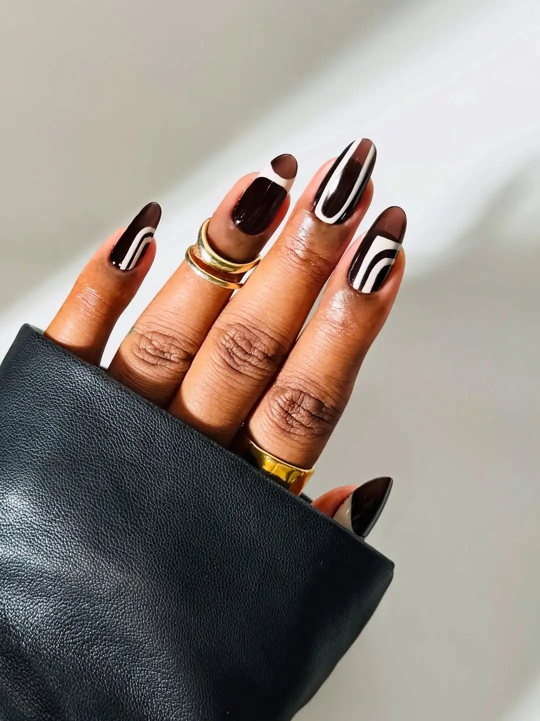 Black jelly nails with graphic white lines