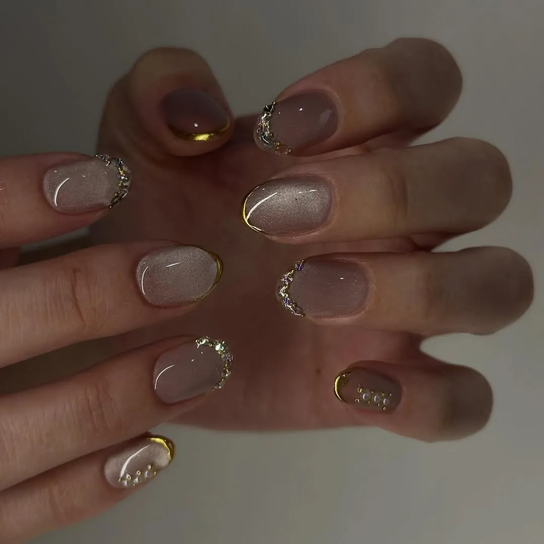 Nude cat-eye nails with gold tips