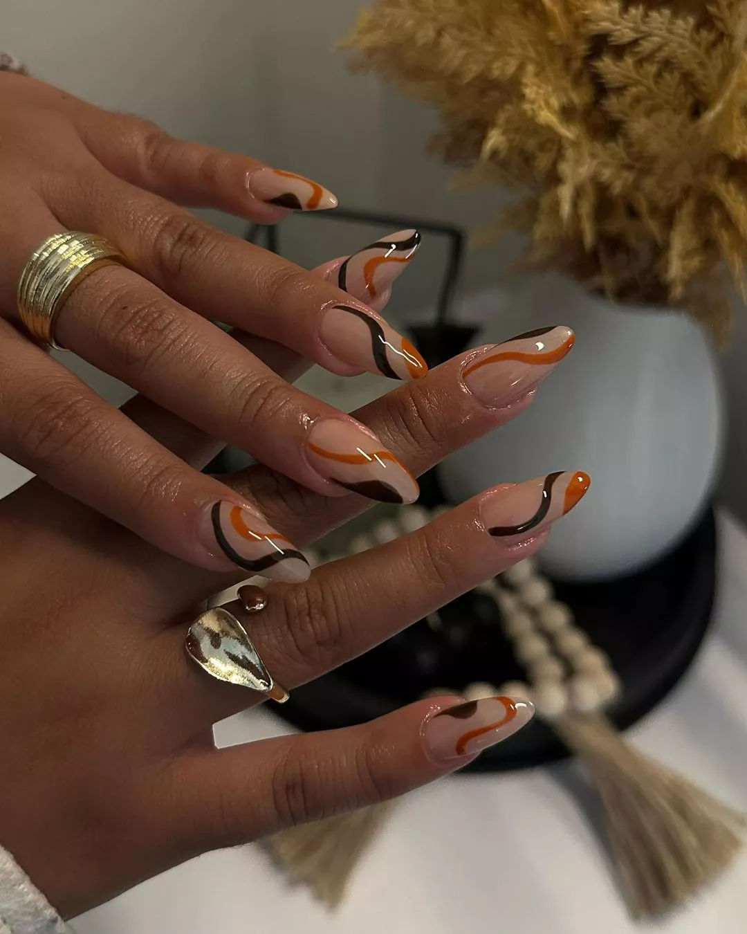 Autumn squiggle nail design