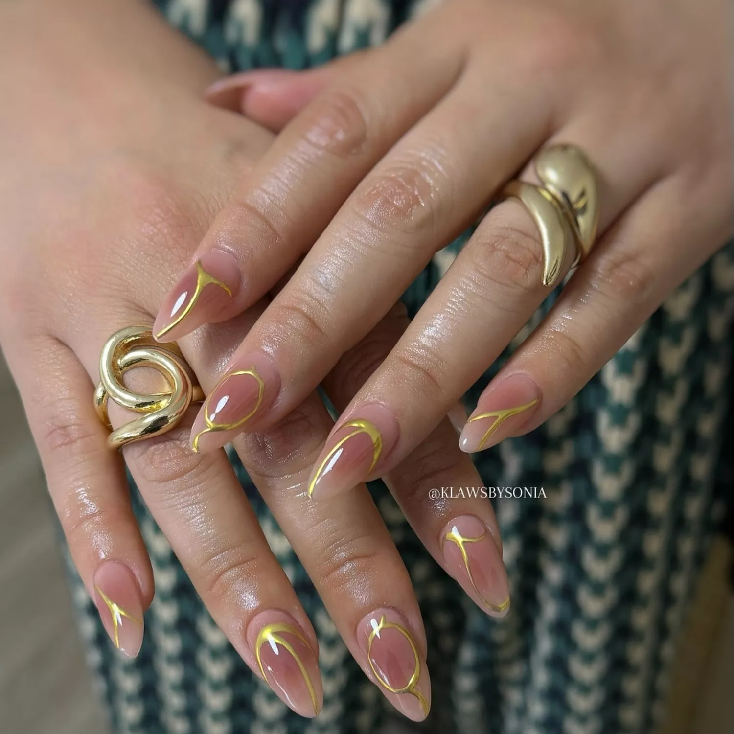 gold nails goldie