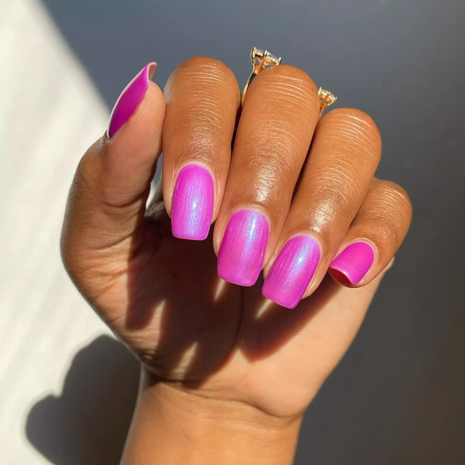 Metallic fuchsia square-shaped nails 