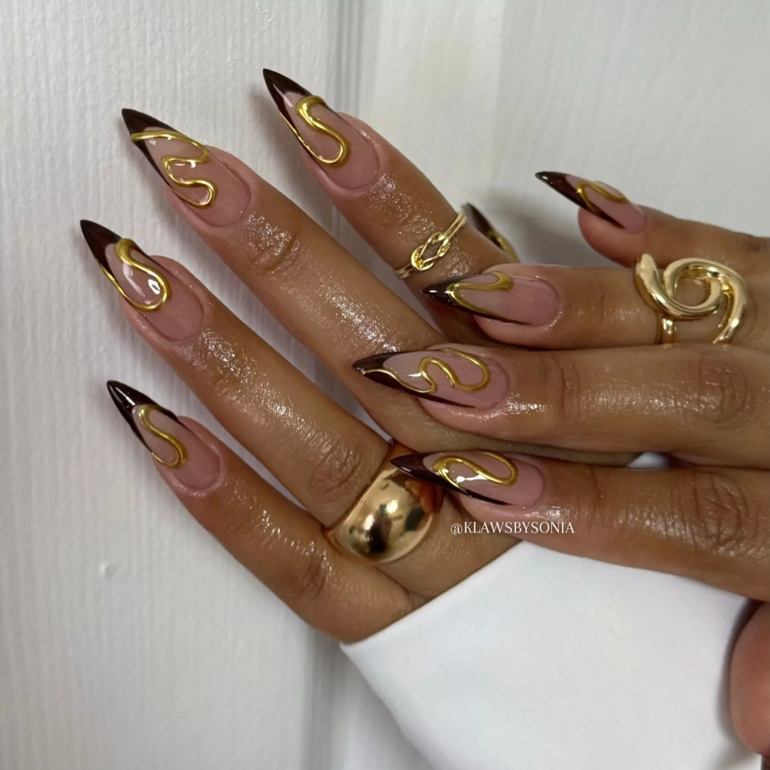gold nails on trend