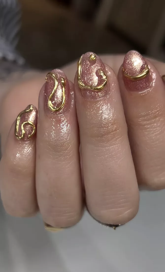 3D gold manicure