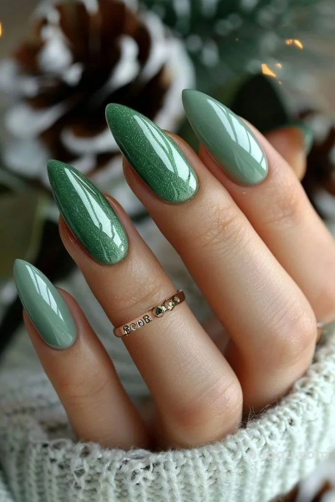 21 Green Winter Nails 2024-2025: Designs for Almond, Coffin, Oval and Square Nail Shapes with Glitter, Sparkles, etc.
