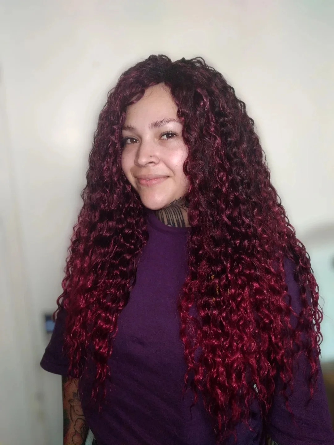 Woman with voluminous, defined summer hair curly ideas 2026, styled half-up with face-framing curls, perfect for a casual sunny day.